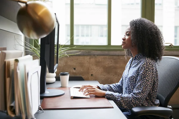 Zwarte Vrouw Die Werkt Een Computer Een Kantoor Zijaanzicht — Stockfoto
