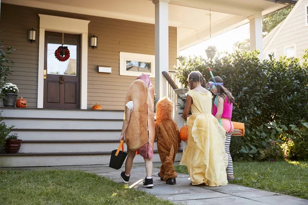 Děti Nosí Kostýmy Halloween Trik Nebo Léčbě — Stock fotografie