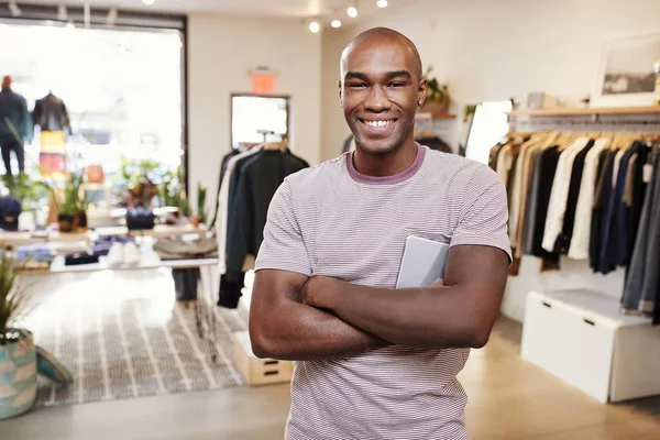 年轻的黑人男子微笑着在服装店的相机 — 图库照片