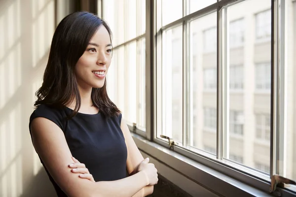 Lachende Jonge Chinese Zakenvrouw Zoek Uit Raam — Stockfoto