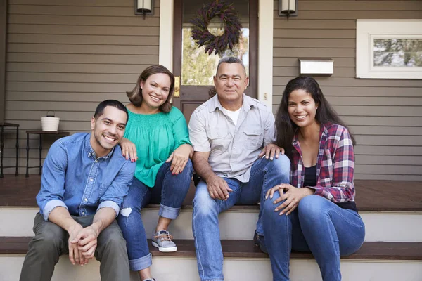 Eltern Mit Erwachsenem Nachwuchs Sitzen Auf Stufen Vor Dem Haus — Stockfoto
