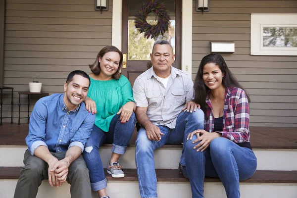 Padres Con Descendencia Adulta Sentados Escalones Frente Casa —  Fotos de Stock