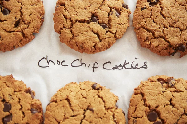 Οθόνη Φρεσκοψημένα Choc Chip Cookies Στο Καφενείο — Φωτογραφία Αρχείου