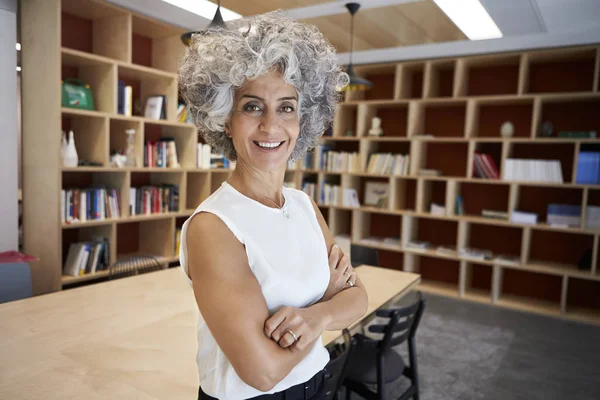 Femme Affaires Senior Debout Dans Salle Réunion Souriant Caméra — Photo