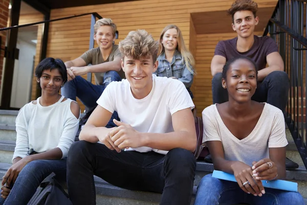 Grupo Estudantes Adolescentes Socializando Campus Faculdade Juntos — Fotografia de Stock