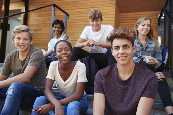 Группа Студентов Подростков Которые Вместе Общаются Кампусе Колледжа — стоковое фото