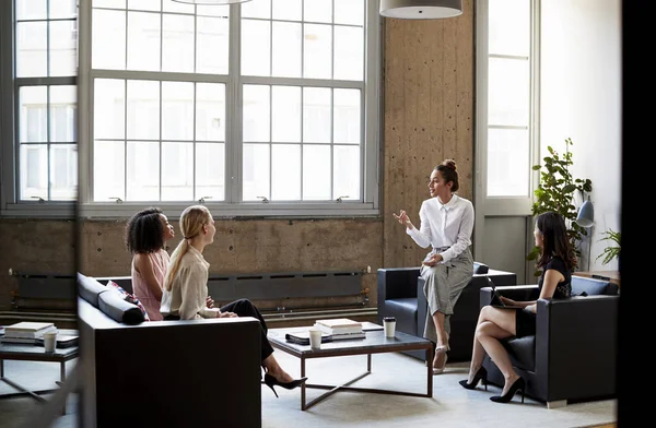 Zittende Vrouwelijke Manager Gesprek Met Team Tijdens Een Informele Bijeenkomst — Stockfoto