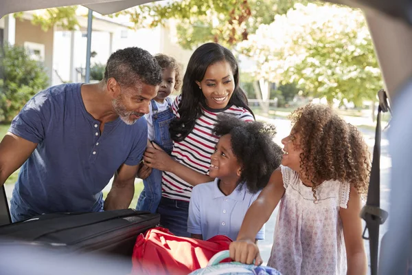 Familie Auf Dem Weg Den Urlaub Lädt Gepäck Ins Auto — Stockfoto