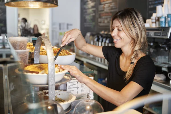 Cameriera Dietro Contatore Caffetteria Taglio Fetta Torta — Foto Stock