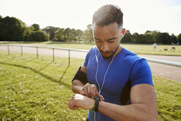 Giovanotto Esecuzione Impostazione Pista Fitness App Smartwatch — Foto Stock