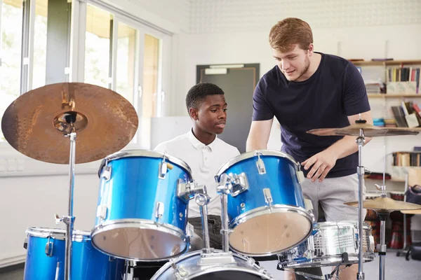 Schüler Mit Lehrer Der Musikunterricht Schlagzeug Spielt — Stockfoto