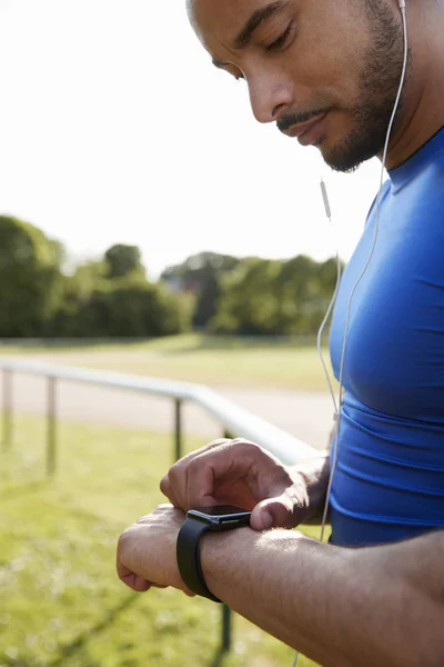Atleta Maschile Esecuzione Impostazione Pista Smartwatch App — Foto Stock