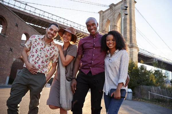 Ritratto Amici Passeggiando Vicino Ponte Brooklyn New York — Foto Stock