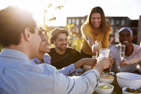 Amici Che Fanno Brindisi Tetto New York Vicino — Foto Stock