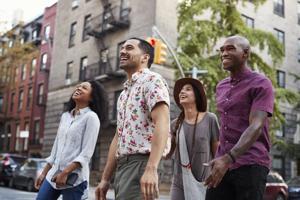 New York Kentsel Cadde Boyunca Yürüyüş Arkadaş Grubu — Stok fotoğraf