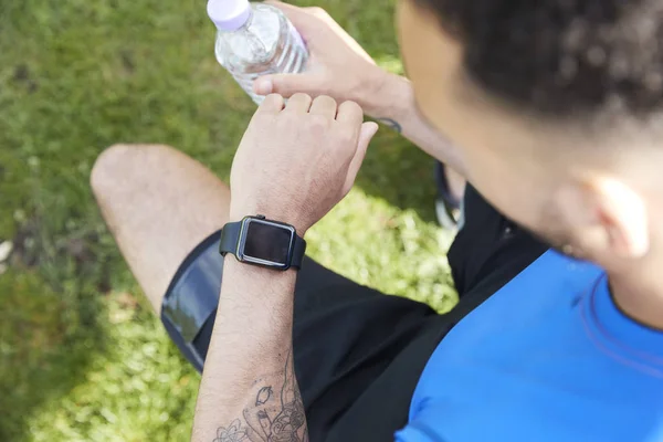 Jonge Mannelijke Atleet Smartwatch Het Schouder Weergave Controleren — Stockfoto