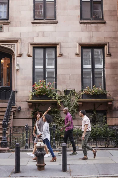 Gruppe Von Freunden Fuß Entlang Der Städtischen Straße New York — Stockfoto