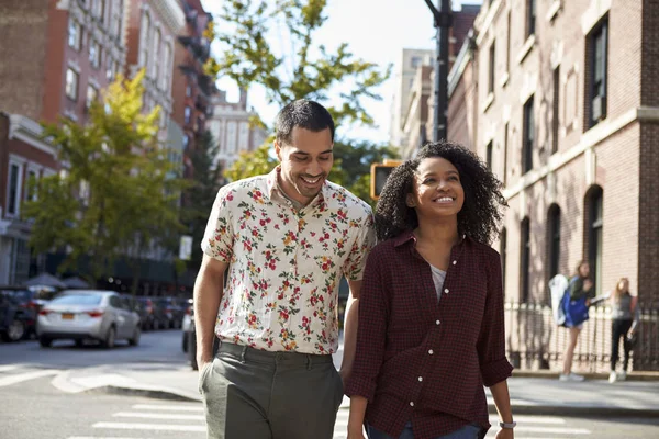 Giovane Coppia Piedi Lungo Urban Street New York — Foto Stock