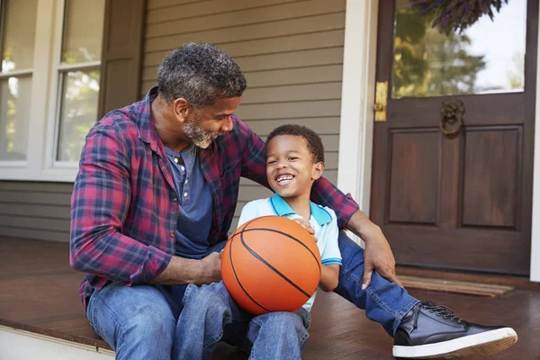 Pai Filho Discutindo Basquete Alpendre Casa — Fotografia de Stock