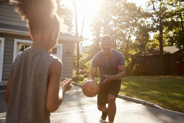 Padre Hijo Jugando Baloncesto Casa —  Fotos de Stock