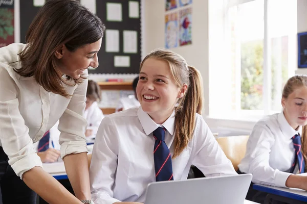 Insegnante Donna Che Aiuta Pupilla Utilizzando Computer Aula — Foto Stock