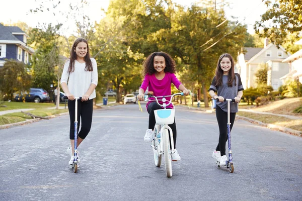 Três Meninas Pré Adolescentes Scooters Bicicleta Olhando Para Câmera — Fotografia de Stock