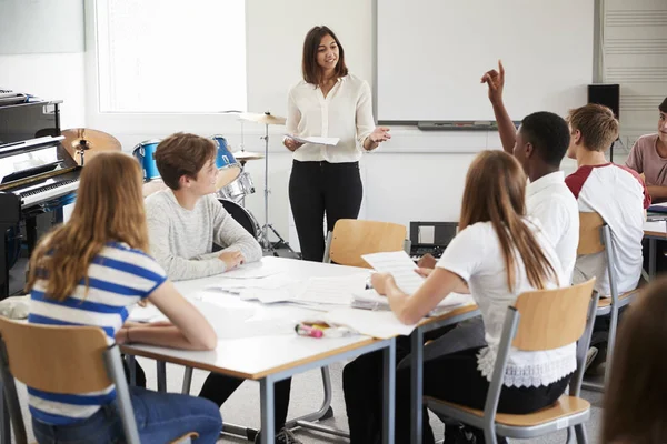 Tiener Studenten Studeren Muziek Klasse Met Vrouwelijke Leraar — Stockfoto