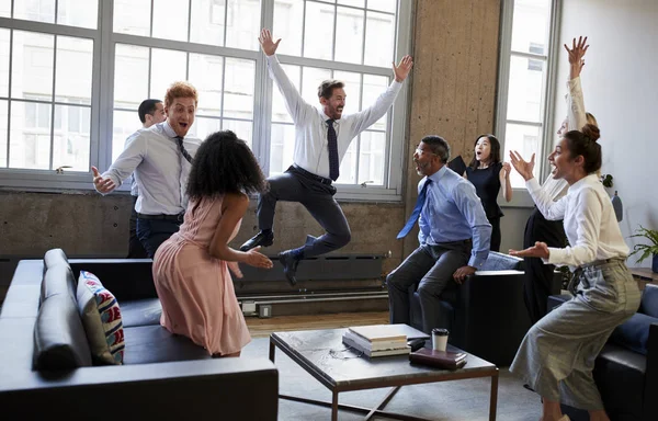 Business Team Springen Van Vreugde Bij Het Raken Van Doelstelling — Stockfoto
