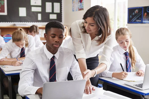 Professeure Aider Les Élèves Utiliser Ordinateur Classe — Photo