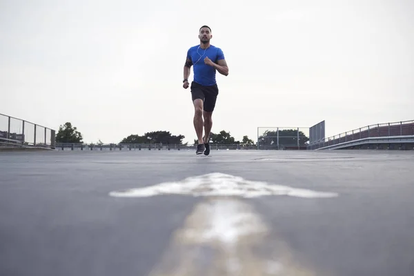 Mannelijke Atleet Lopen Een Weg Naar Camera Volledige Lengte — Stockfoto