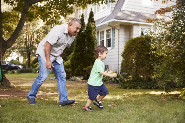 Grand Père Jouant Dans Jardin Avec Petit Fils — Photo