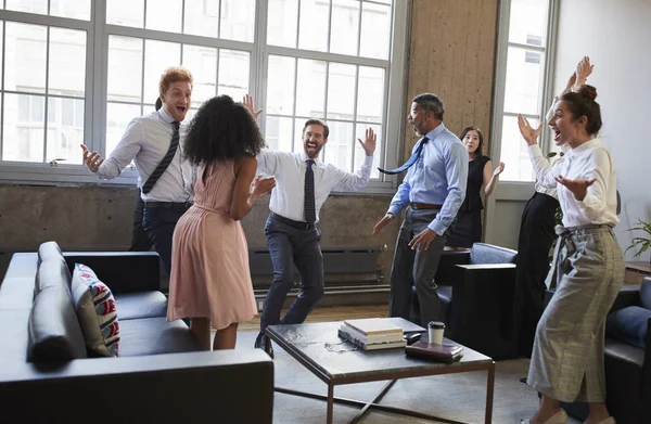 Gelukkig Business Team Vieren Raken Doel Tijdens Bijeenkomst — Stockfoto