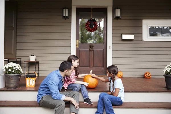 Father Daughters Drawing Face Halloween Pumpkin — стоковое фото