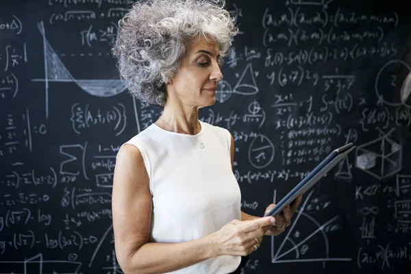 Mujer Académica Mediana Edad Que Trabaja Pizarra —  Fotos de Stock