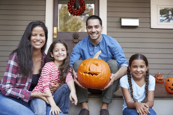 Retrato Família Esculpindo Abóbora Halloween Passos Casa — Fotografia de Stock