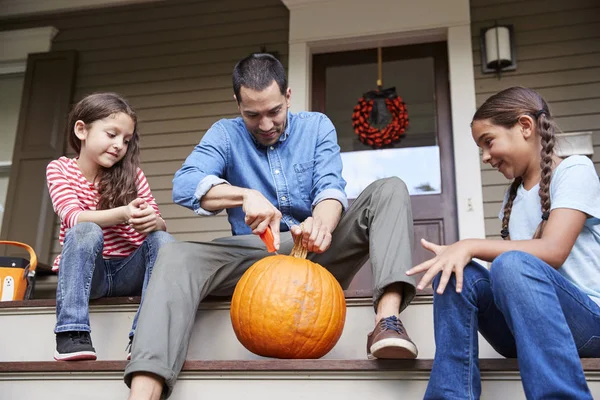 Padre Figlie Intaglio Zucca Halloween Sulla Casa Passi — Foto Stock