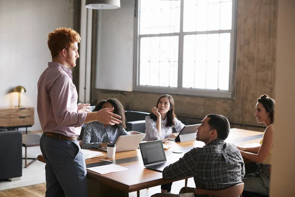 Jonge Man Staande Adres Collega Tijdens Een Bijeenkomst Van Werk — Stockfoto