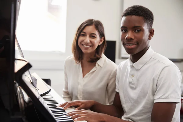 Retrato Alumno Con Profesor Tocando Piano Clase Música —  Fotos de Stock