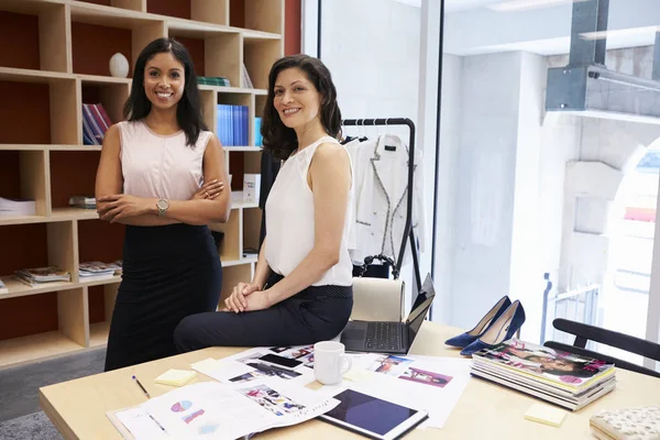 Deux Créatrices Dans Bureau Souriant Caméra — Photo