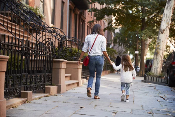 Anne Kızı Sokakta Yürürken Arkadan Görünüm — Stok fotoğraf