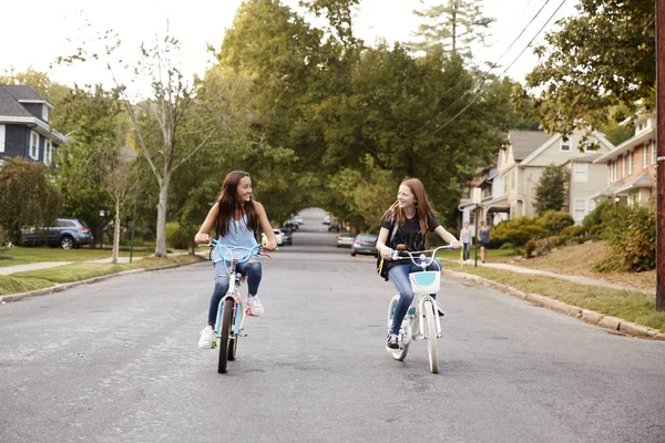 Dos Chicas Adolescentes Montando Bicicletas Una Calle Tranquila Vista Frontal — Foto de Stock