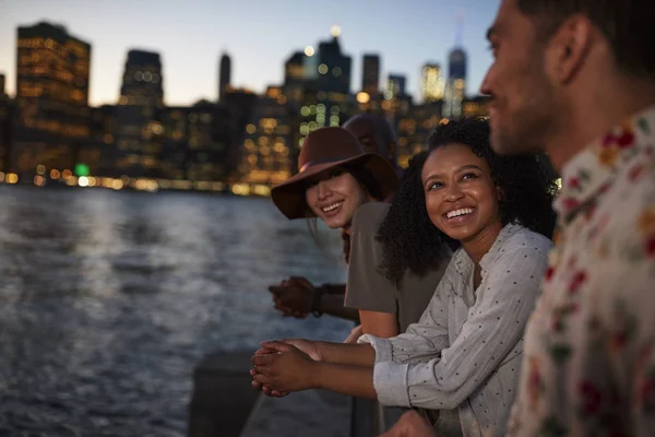 Gruppo Giovani Amici Viaggio Manhattan Tramonto — Foto Stock