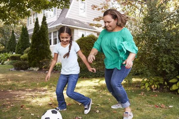 祖母が孫娘と庭でサッカー — ストック写真