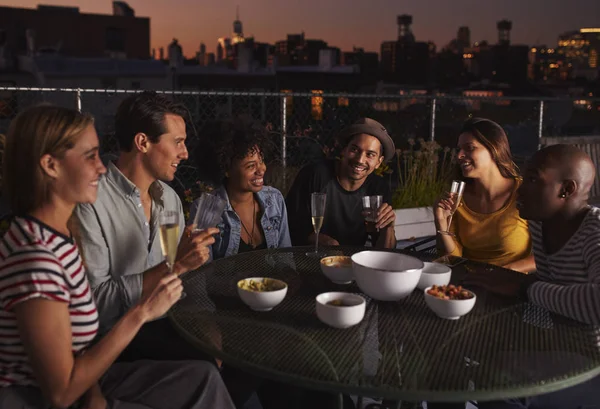 Amigos Adultos Hablando Alrededor Una Mesa Una Azotea Por Noche — Foto de Stock