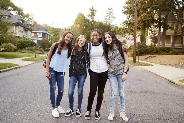 Meninas Adolescentes Caminho Escola Olhar Para Câmera Comprimento Total — Fotografia de Stock