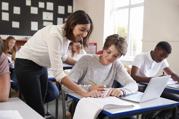 Enseignant Aidant Élève Masculin Utilisant Ordinateur Dans Salle Classe — Photo