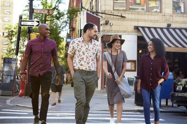 ニューヨーク市の都市通りを横断する友人のグループ — ストック写真
