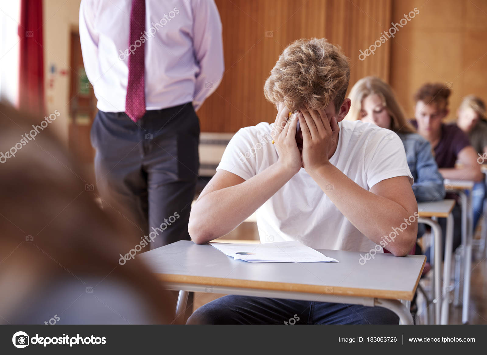 Фотографии российского триколора. Школьники на экзамене. Директор сдал ученика. Школьники на егэ. Директор сдал ученика.