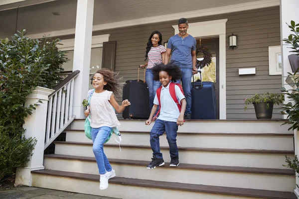 Família Com Bagagem Deixando Casa Para Férias — Fotografia de Stock