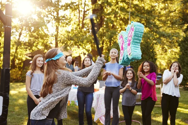 Amigos Assistir Adolescente Batendo Pinata Seu Aniversário — Fotografia de Stock